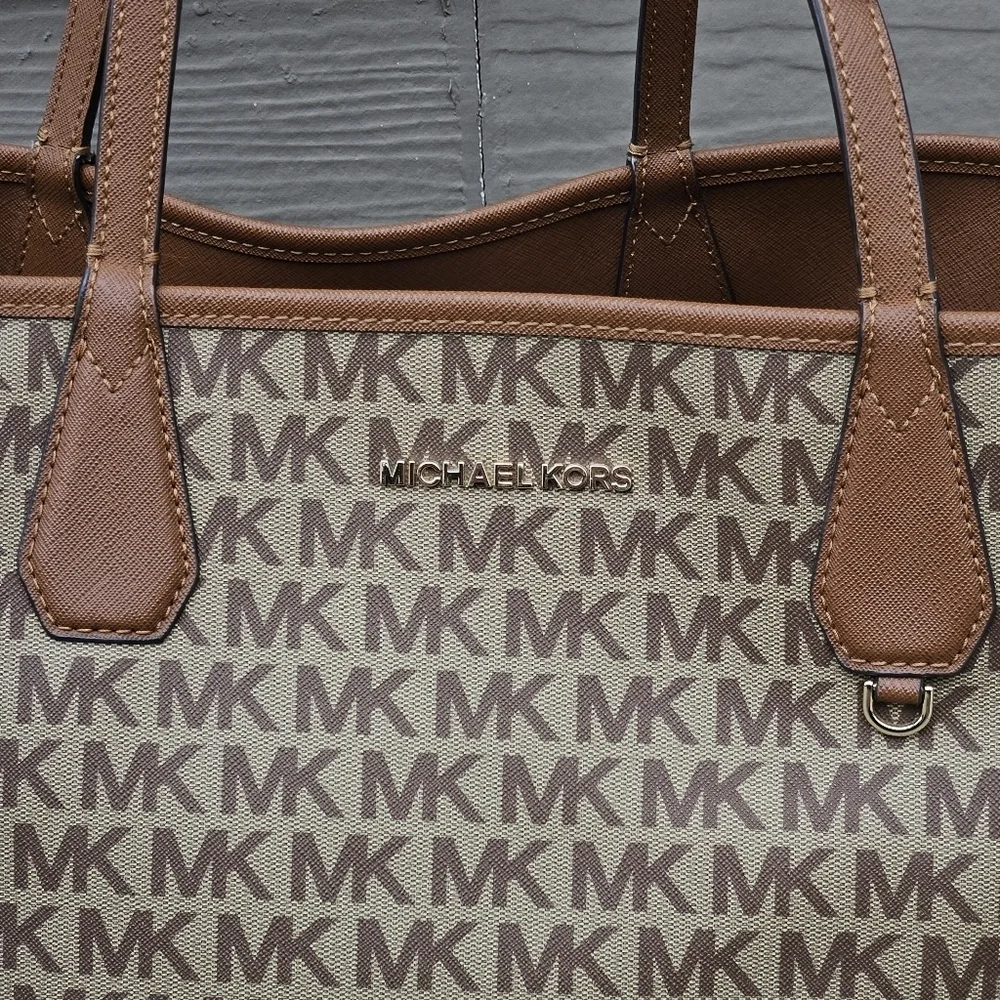 Michael Kors Signature Reversible Tote Handbag Purse & Wristlet Monogram / Brown